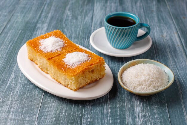 Pastel de sémola de postre turco casero