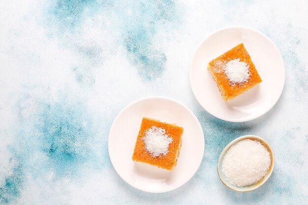 Pastel de sémola de postre turco casero.