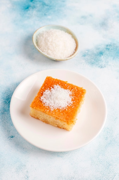 Pastel de sémola de postre turco casero.