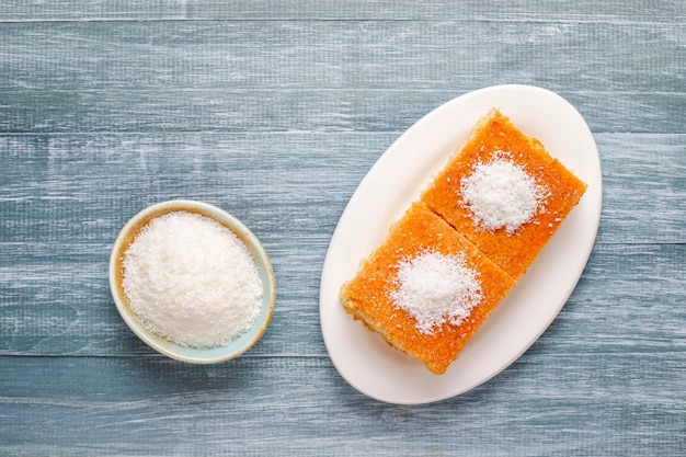 Pastel de sémola de postre turco casero.