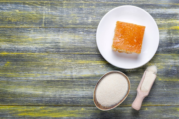 Foto gratuita pastel de sémola de postre turco casero.