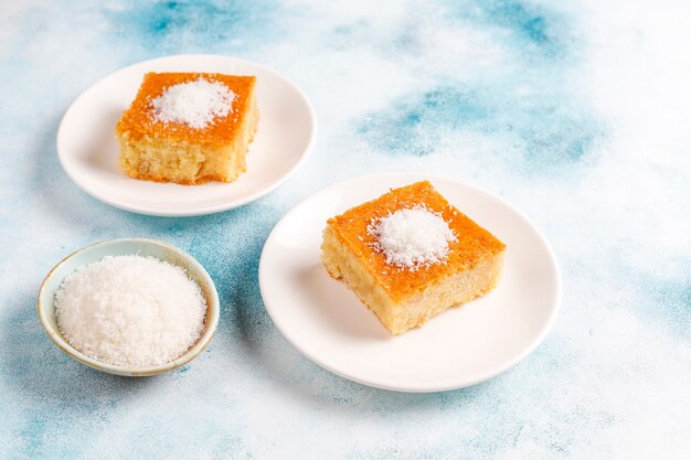 Pastel de sémola de postre turco casero.