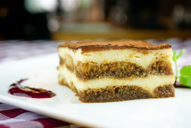 Foto gratuita pastel sobre una mesa de restaurante