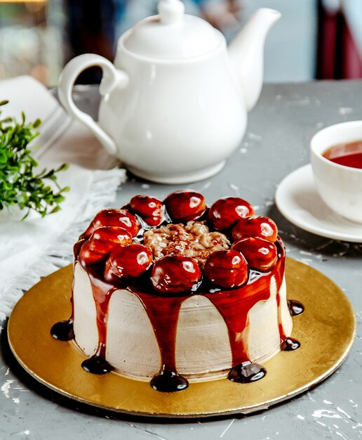 pastel de soufflé en la mesa