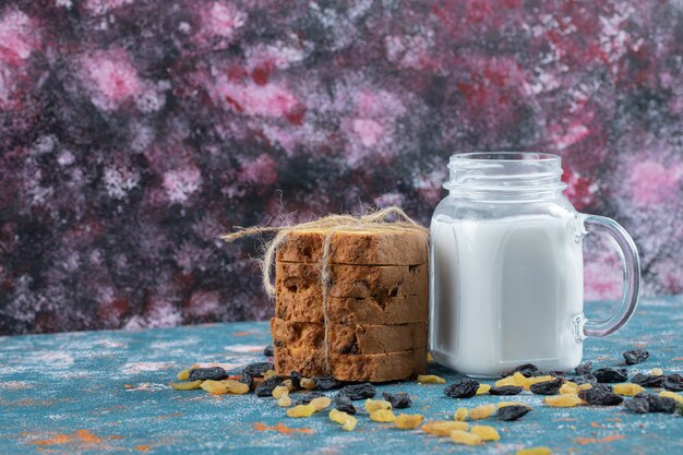 Pastel de sultana clásico servido con un tarro de leche.