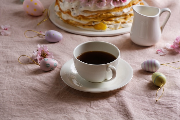 Foto gratuita pastel y taza de café de alto ángulo