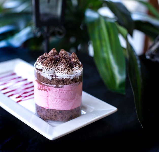 Foto gratuita pastel de taza con crema batida blanca y rosa.