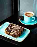 Foto gratuita pastel con una taza de té negro