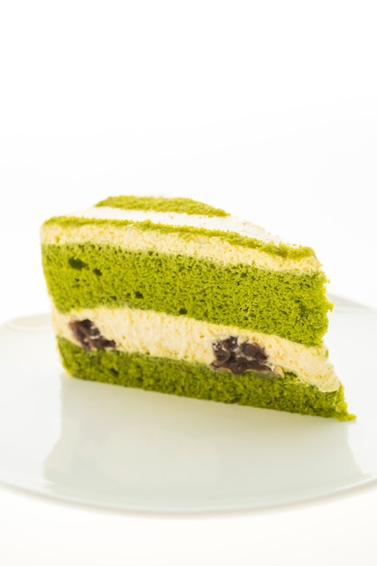 Pastel de té verde Matcha en plato blanco