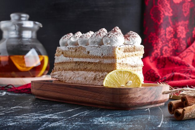 Pastel de tiramisú sobre una tabla de madera.