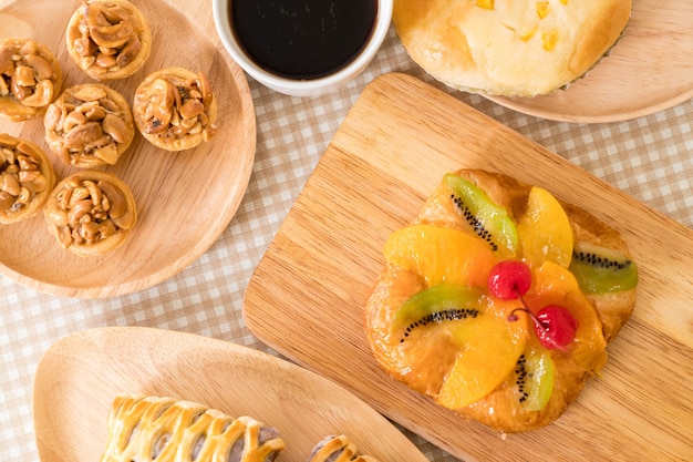 pastel de toffee, pan con mayonesa de maíz, tartas de taro, fruta mixta danés con mermelada y taza de café