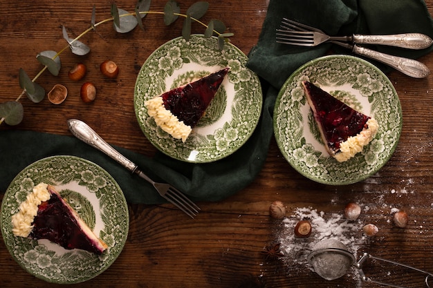 Pastel tradicional en mesa de madera