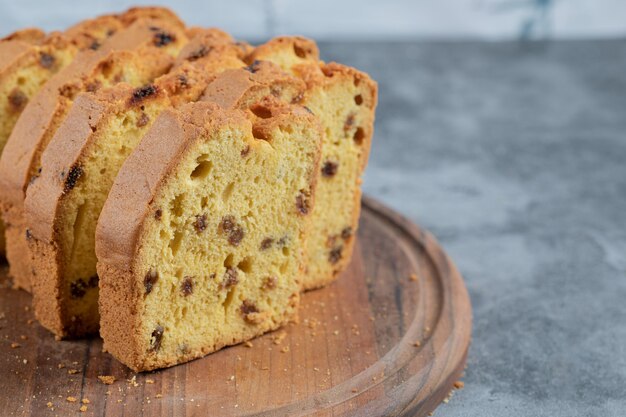 Pastel de vainilla aislado en un plato de madera rústica