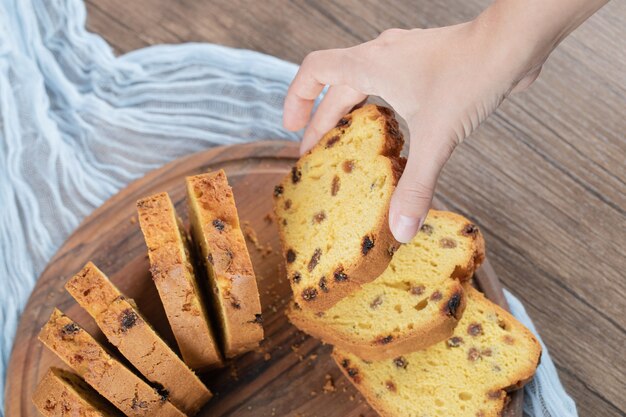 Pastel de vainilla aislado en un plato de madera rústica