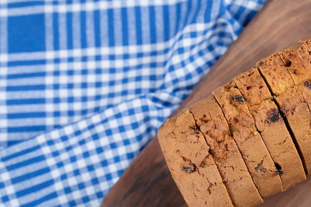 Un pastel de vainilla dulce con ingredientes en una bandeja de madera rústica