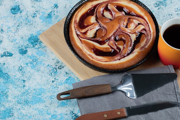 Un pastel de vainilla dulce con una taza de café o chocolate caliente