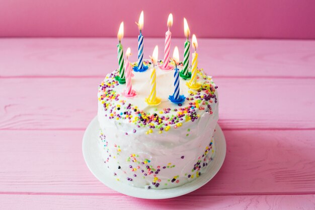 Pastel con velas en el cumpleaños