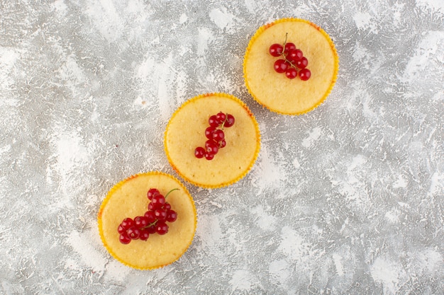 Pastel de vista superior con deliciosos arándanos y perfectamente horneado en el escritorio blanco pastel galleta azúcar dulce hornear