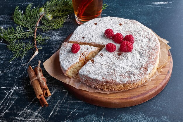 Pastel de zanahoria con azúcar en polvo por encima.