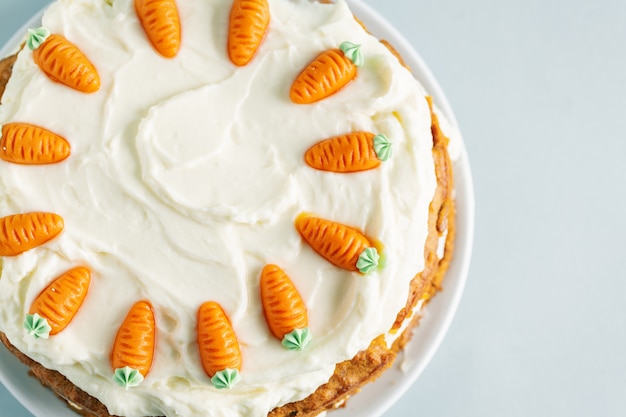 Foto gratuita pastel de zanahoria de pascua con glaseado en mesa azul