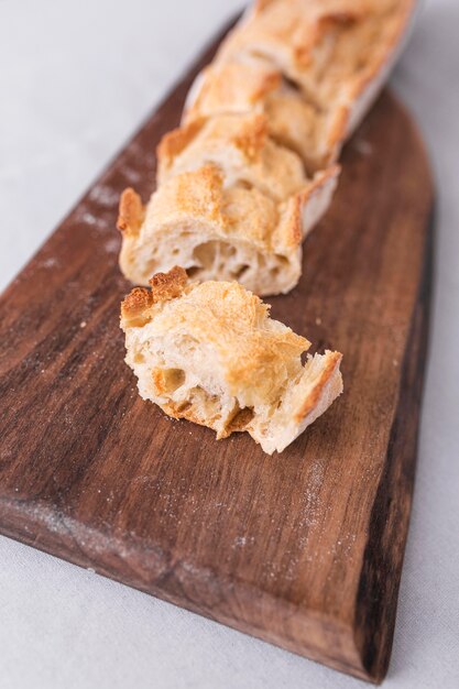 Pastelería de alto ángulo en tabla de cortar