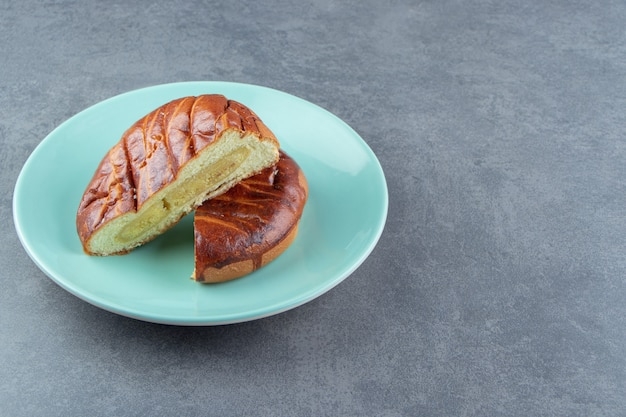 Pastelería casera de medio corte en placa azul.