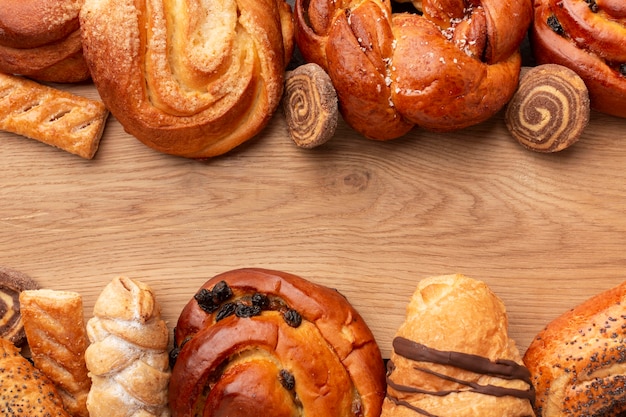 Pastelería casera en mesa de madera