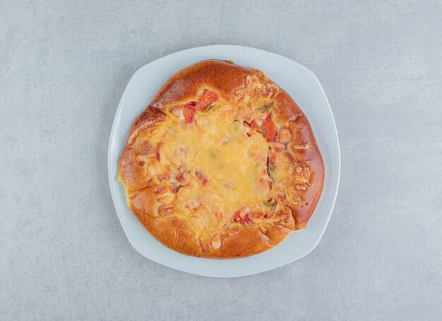 Pastelería casera con queso en un plato blanco.