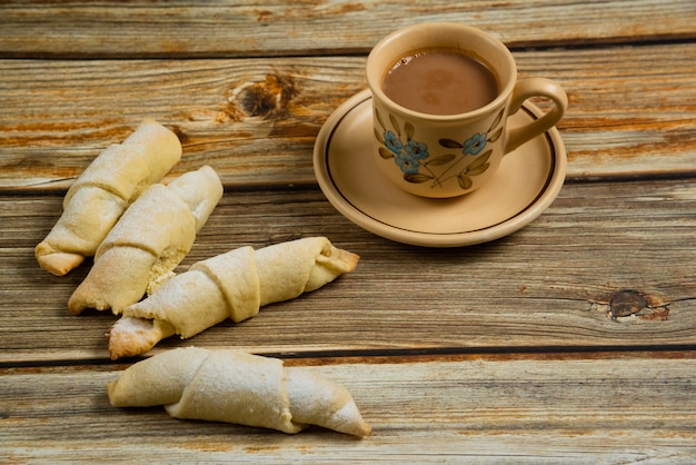 Foto gratuita pastelería caucásica mutaki sobre la mesa de madera con una taza de café