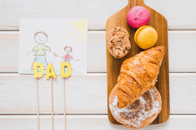 Pastelería cerca de la foto y papá escribiendo