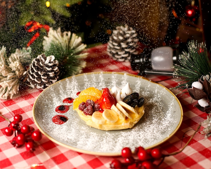 Foto gratuito pastelería dulce decorada con fruta y espolvoreada con azúcar en polvo