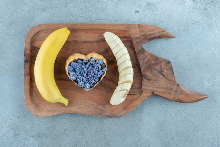 Foto gratuito pastelería dulce en forma de corazón con plátano.