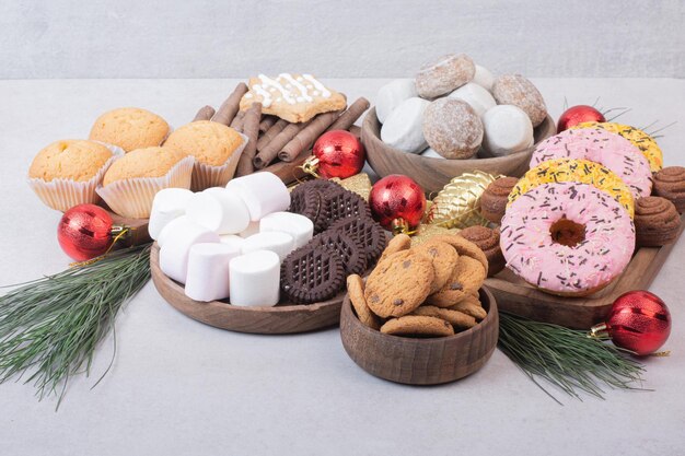 Pastelería dulce de Navidad con bolas de mesa blanca.