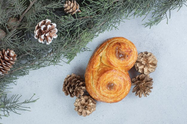 Pastelería dulce con piñas y árbol de Navidad