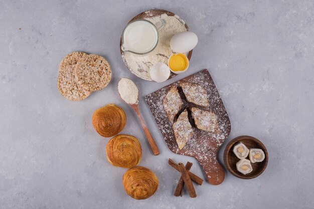 Pastelería con ingredientes sobre una mesa de piedra