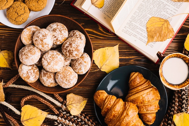 Pastelería y leche cerca bufanda y libro