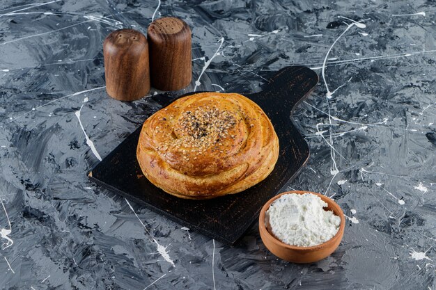 Pastelería nacional de Azerbaiyán con huevo de gallina crudo y una jarra de vidrio con leche fresca