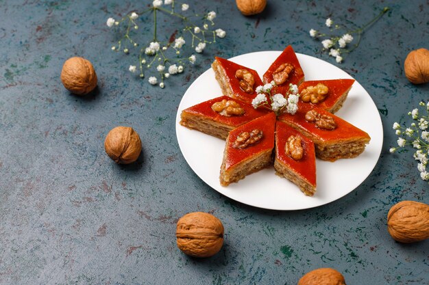 Pastelería nacional de Azerbaiyán pakhlava en placa blanca, vista superior, celebración de año nuevo de primavera Novruz vacaciones.