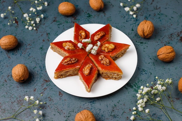 Pastelería nacional de Azerbaiyán pakhlava en placa blanca, vista superior, celebración de año nuevo de primavera Novruz vacaciones.