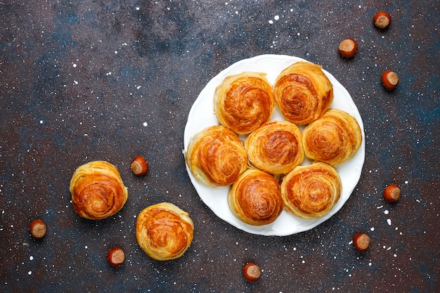 Pastelería nacional de Azerbaiyán qogal en plato blanco, vista superior, celebración de año nuevo de primavera Novruz vacaciones.