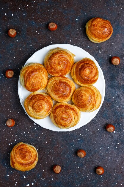 Pastelería nacional de Azerbaiyán qogal en plato blanco, vista superior, celebración de año nuevo de primavera Novruz vacaciones.