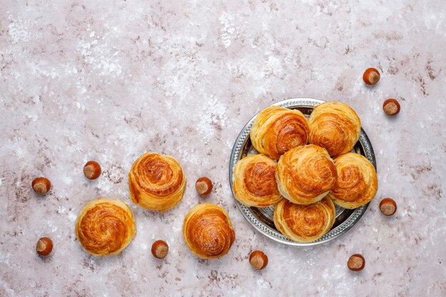 Pastelería nacional de Azerbaiyán qogal en plato blanco, vista superior, celebración de año nuevo de primavera Novruz vacaciones.