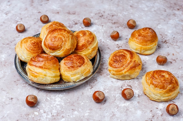 Pastelería nacional de Azerbaiyán qogal en plato blanco, vista superior, celebración de año nuevo de primavera Novruz vacaciones.