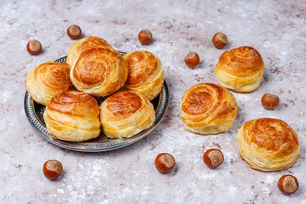 Pastelería nacional de Azerbaiyán qogal en plato blanco, vista superior, celebración de año nuevo de primavera Novruz vacaciones.