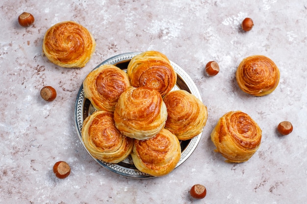 Pastelería nacional de Azerbaiyán qogal en plato blanco, vista superior, celebración de año nuevo de primavera Novruz vacaciones.