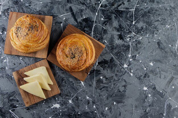 Pastelería nacional de Azerbaiyán con semillas en un mármol