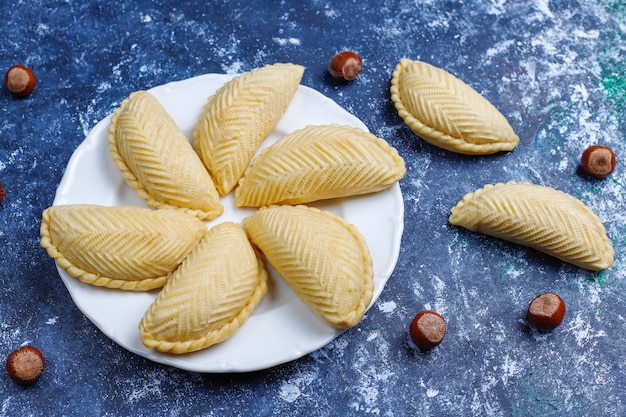 Pastelería nacional de Azerbaiyán shakarbura en plato blanco, vista superior, celebración de año nuevo de primavera Novruz vacaciones.