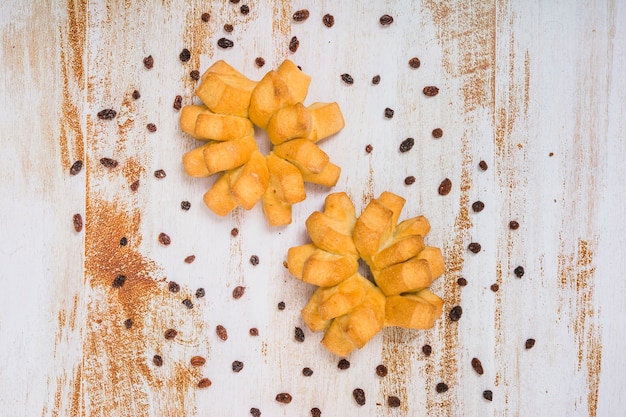 Foto gratuita pastelería y pasas en la mesa