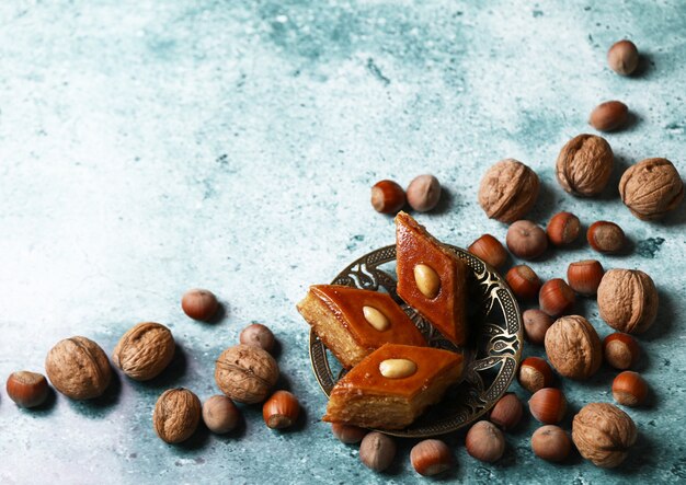 Pastelería tradicional de Pakhlava de Azerbaiyán hecha de nueces y almendras con miel