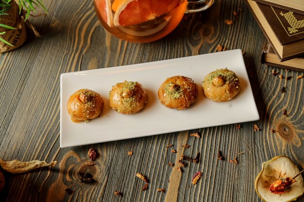 Pastelería tradicional sheker chorek con nueces